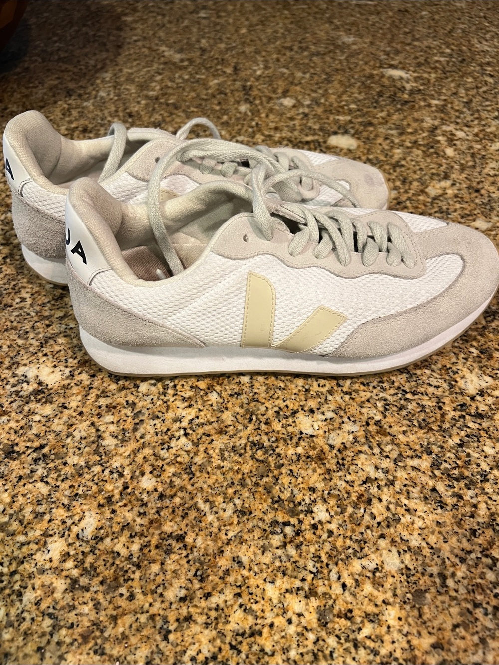 Veja Women’s Runner Sneakers in Light Cream size 8
